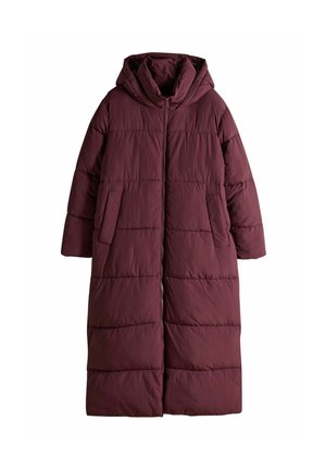 Bordeaux puffercoat met een capuchon, voorzien van een ritssluiting, twee zijzakken, gestikte panelen en een middellange stijl.