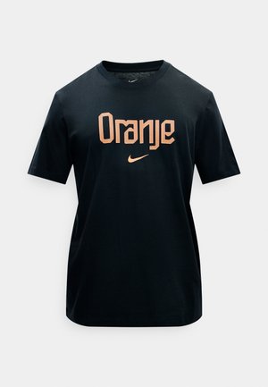 Mustat lyhythihaiset Nike-t-paita, jossa edessä oranssi teksti "Oranje" ja sen alla oranssi Nike-swoosh-logo.