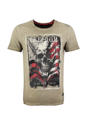 Beżowy bawełniany T-shirt z grafiką czaszki, akcentami flagi amerykańskiej w kolorach czerwonym i czarnym oraz napisem „FREEDOM IS NEVER FREE” poniżej.