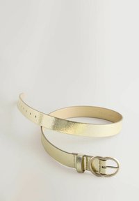 Metaliczny złoty pasek o teksturowanym wykończeniu, okrągła metalowa klamra oraz wiele otworów do regulacji rozmiaru. Gładkie wykończenie wewnętrzne.