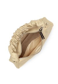 Sac à main beige froncé avec une fermeture éclair et un intérieur lisse. Présente un léger brillant et des détails de couture contrastants.