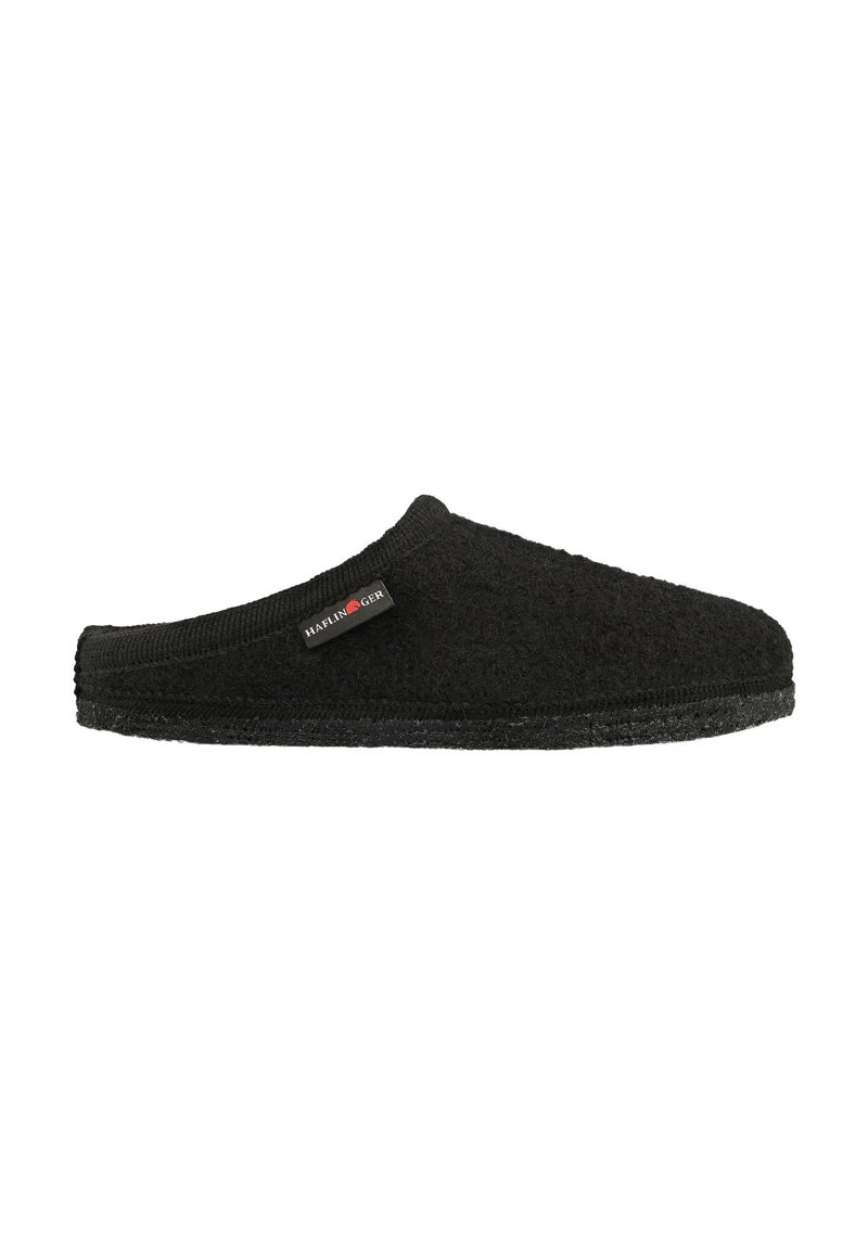 Czarne wełniane klapki z teksturowanym wierzchem i konstrukcją typu slip-on. Posiadają stębnowane krawędzie oraz niewielką markową metkę z boku.