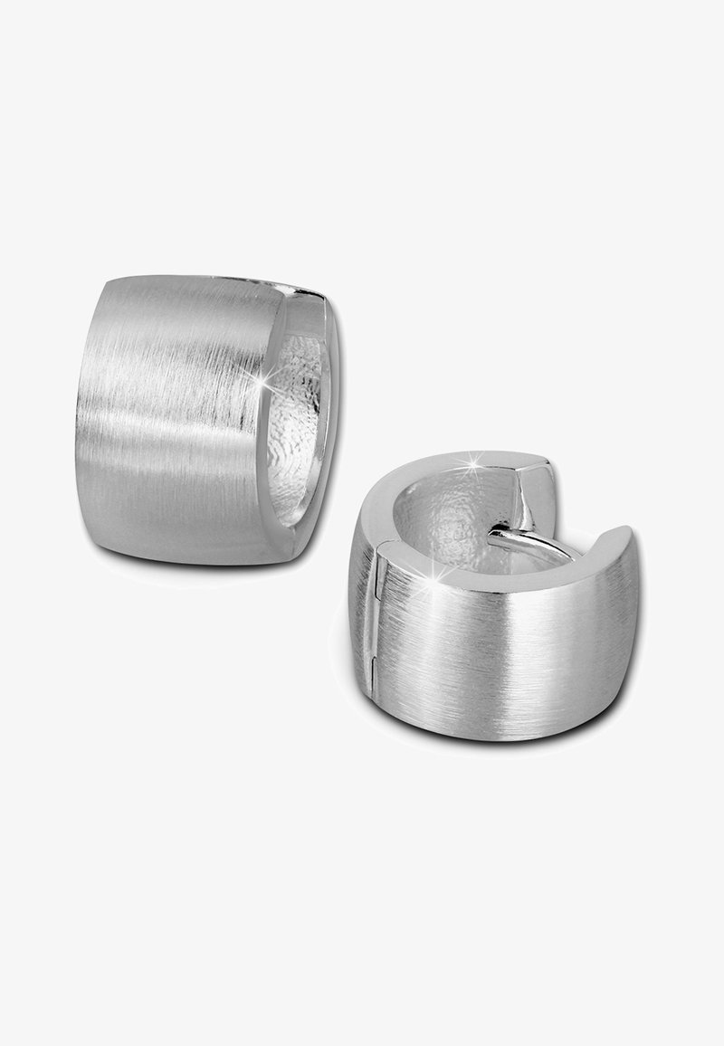 Silberne Creolen mit einer gebürsteten Textur, runder Form und einem leichten Spalt. Reflexives Innere mit minimalistischem Design.