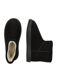 Botines de ante negro con suave forro crema. Superficie lisa, punta redondeada y suela de goma texturizada. Presenta detalles cosidos a lo largo de las costuras.