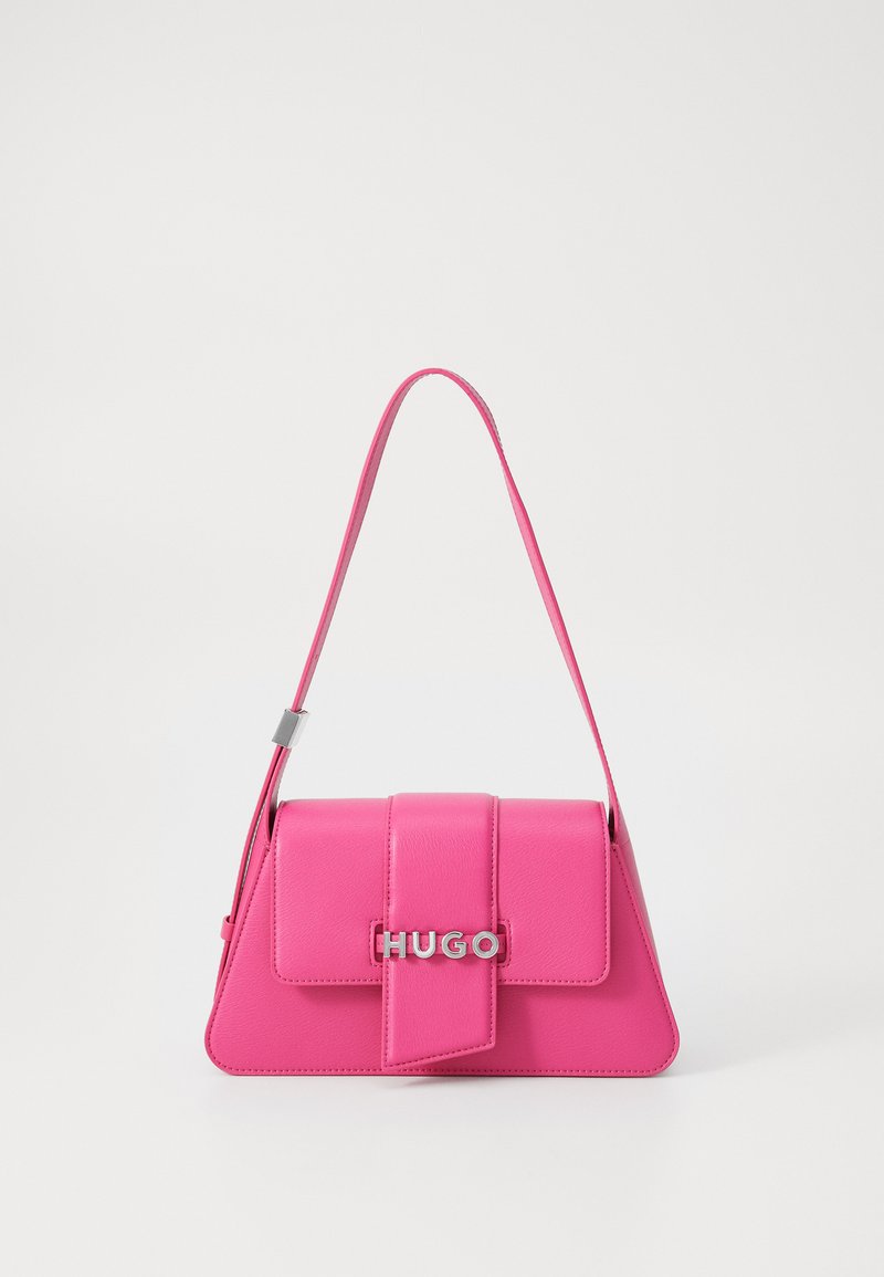 Bolsa de mão em couro rosa com uma forma estruturada, apresentando uma aba frontal e um logo prateado "HUGO". Inclui uma alça de ombro ajustável.