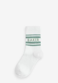 Valge ribaga sokk roheliste horisontaalsete triipudega ja sõnaga "BAKER" keskel. Pehme, kudumismaterjal, pahkluuni ulatuv disain.
