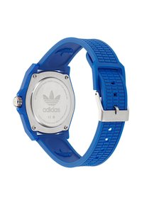 Montre en silicone bleue avec un dos en acier inoxydable hexagonal, bracelet en caoutchouc avec texture en grille, et logo Adidas à l'arrière.