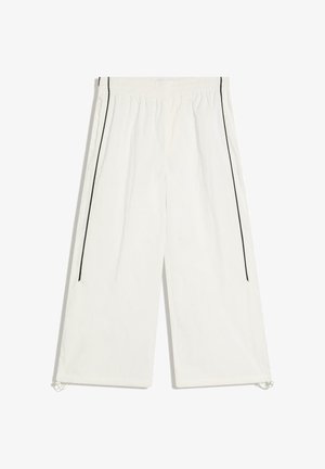 Fehér, széles szárú nadrág elasztikus derékpánttal és fekete oldalsó csíkozással, állítható húzózsinórokkal a szárvégnél.