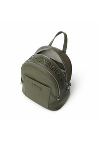 Zaino in finta pelle verde oliva con testo stampato "BAG RESPONSABLE" e chiusure a zip; presenta una tasca frontale, design curvo e manico superiore.