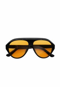 Occhiali da sole neri con un design angolare, dotati di lenti arancioni e una montatura robusta. Include etichette per la protezione UV.