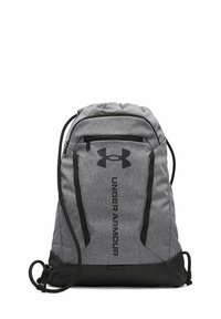 Harmaa kangaskassi mustilla yksityiskohdilla, jossa on päällä narukiristys ja edessä vetoketjullinen tasku. Under Armour -logo näkyvästi esillä.