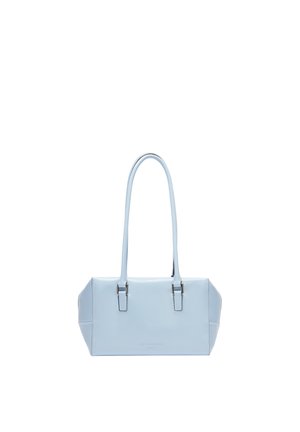 Jasnoniebieska prostokątna torebka na długich podwójnych paskach z minimalną srebrną biżuterią, zaprezentowana na białym tle.