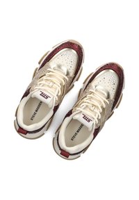 Chunky sneakers met een gouden en kastanjebruine glitters bovenkant, crèmekleurige veters en een crèmekleurig interieur met logo. Dikke rubberen zool voor ondersteuning.
