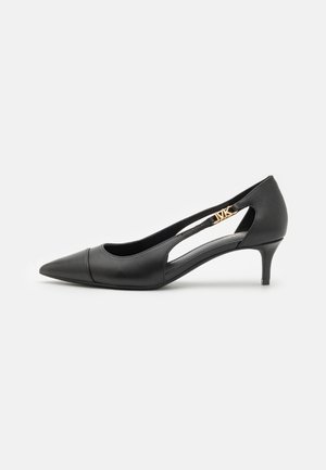 Scarpa nera con tacco alto e punta affusolata, realizzata in pelle liscia, con lati a giorno e un tacco piccolo. Inclusi dettagli in metallo dorato.
