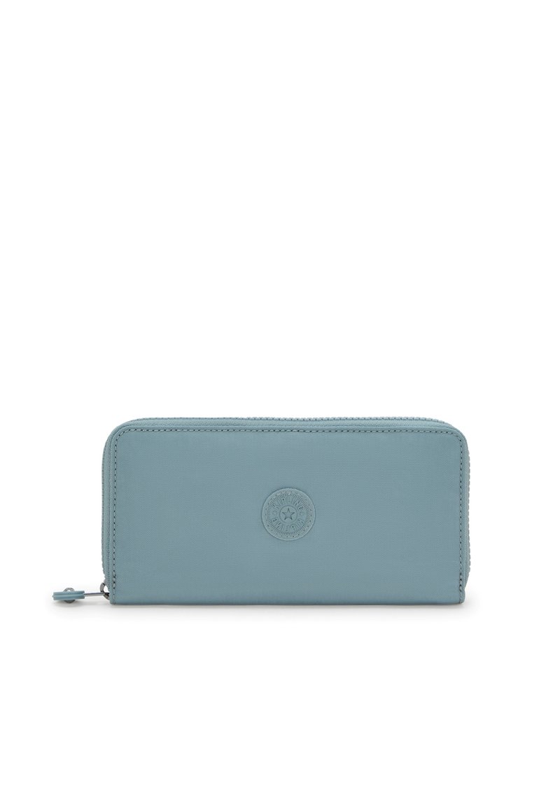 Una cartera de color azul claro hecha de material duradero, con una textura suave, cierre con cremallera alrededor y un logotipo circular en relieve en la parte frontal.