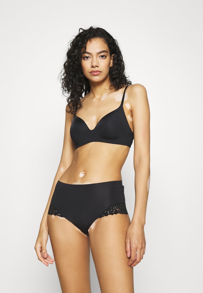 Zwarte lingerieset met een gladde, gevoerde bralette met een V-halslijn en bijpassende hoge taille slipjes met kantafwerking.