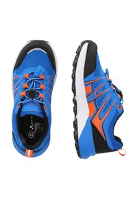 Blå sportskor med svarta och orange detaljer, med överdel i mesh, dämpad sula, snörsystem och slitstödande sula.