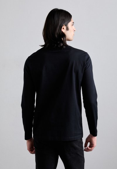 Camisa preta de mangas compridas com um corte ajustado, feita de um tecido suave. As costas apresentam um design simples e limpo com uma bainha reta.