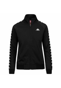 Giacca nera con zip realizzata in tessuto liscio, dotata di un alto colletto e un logo bianco sul petto. Strisce bianche con logo lungo le maniche.