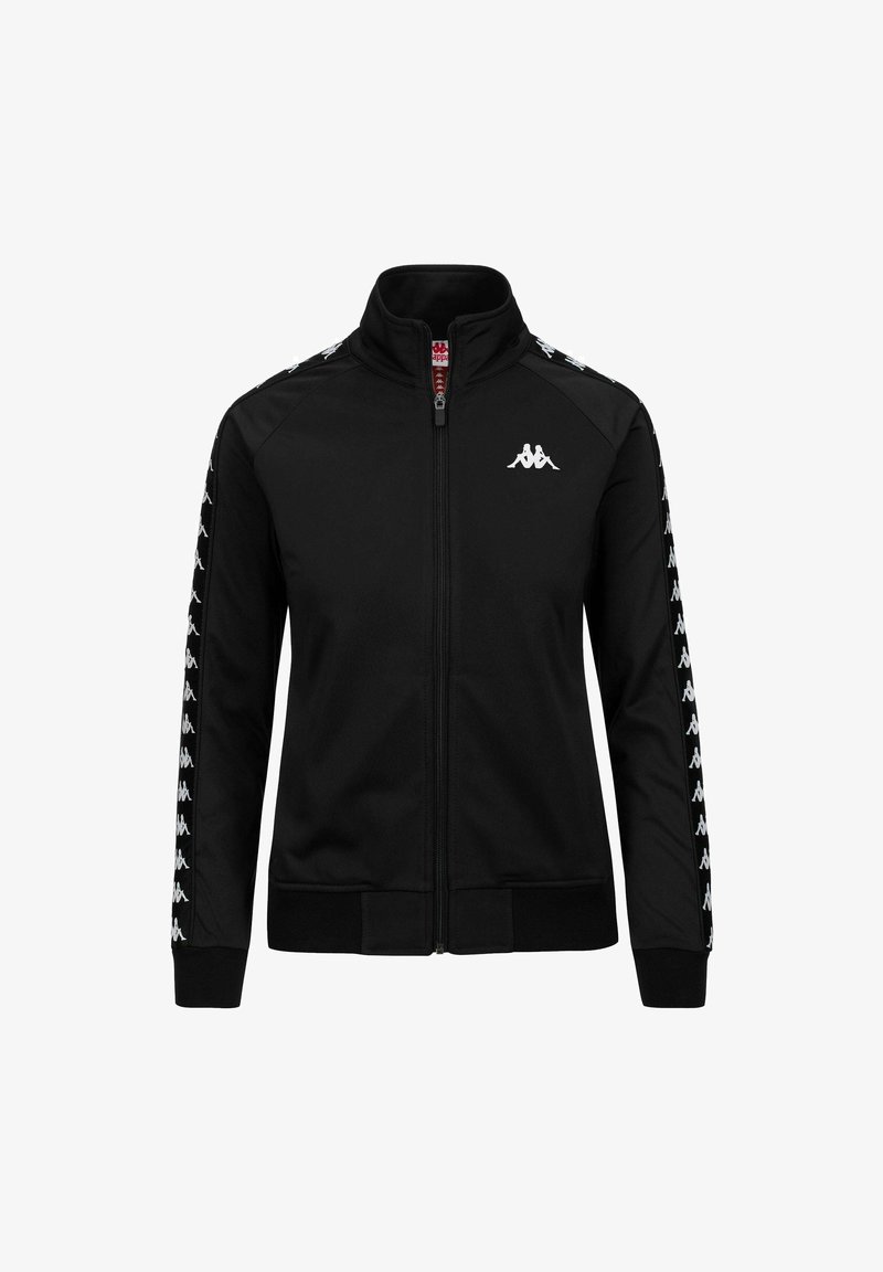 Giacca nera con zip realizzata in tessuto liscio, dotata di un alto colletto e un logo bianco sul petto. Strisce bianche con logo lungo le maniche.