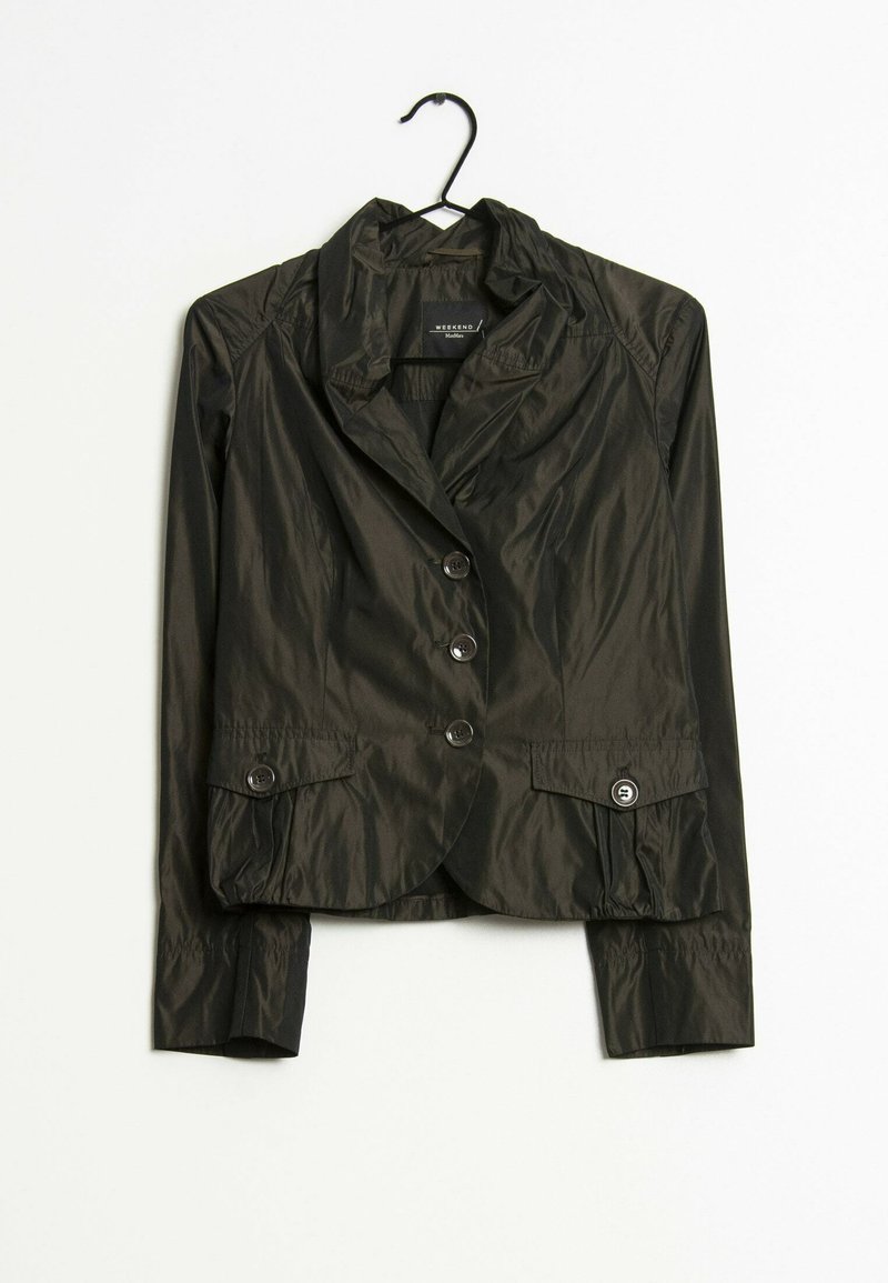 Svart, lätt jacka med krage, långa ärmar, framknappar och två sidofickor. Tillverkad av ett slätt, glansigt material.