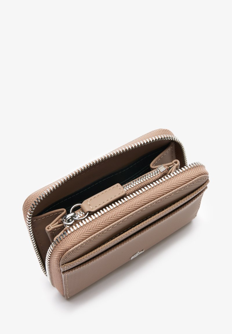 Braune strukturierte Geldbörse mit Reißverschluss, mehreren Fächern und silbernen Beschlägen. Das Innere ist kontrastfarben gestaltet.