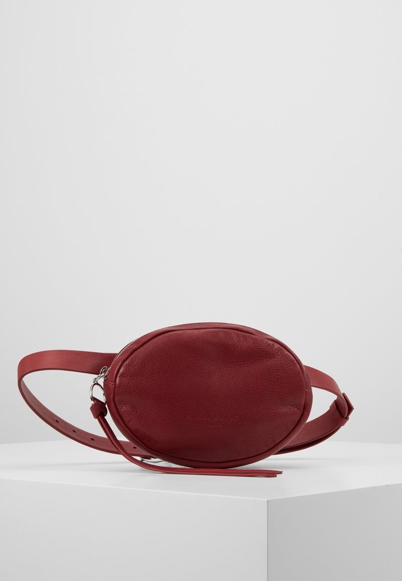Borsa a tracolla rossa in pelle con forma ovale, texture liscia, tracolla regolabile e chiusura in metallo argentato.