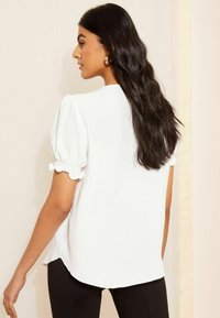 Friends Like These RUFFLE FRONT PUFF SLEEVE REGULAR FIT - Bluză - white tipped