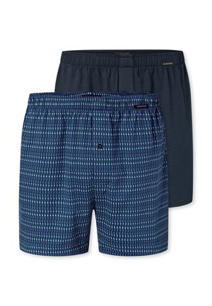 Zwei Paar Herrenboxershorts, eines einfarbig dunkelblau und eines in Navy mit hellem blauem Karomuster, beide mit elastischem Bund.