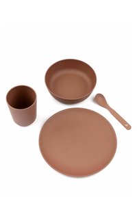 Hnedá silikónová súprava stolového riadu, ktorá obsahuje šálku, misku, tanier a lyžicu, s hladkou textúrou a minimalistickým dizajnom.