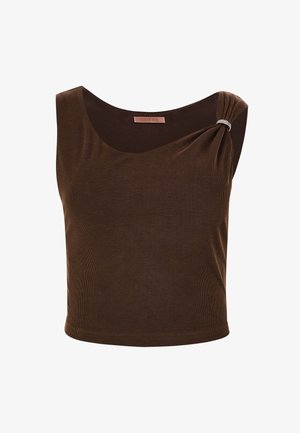 Brun ribbad crop top med bred halsringning, med en rynkad detalj på ena axeln och en silveraccent. Slät textur, åtsittande design.
