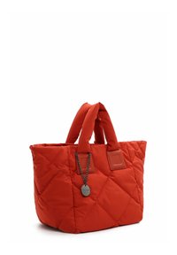 Borsa a tracolla rossa trapuntata con due manici superiori, finitura opaca, forma rettangolare, con due dettagli in pelle e una catena decorativa con etichetta.