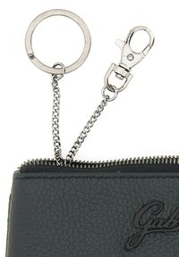 Portafoglio nero con texture, dotato di zip argentata, catena, anello per chiavi e attacco a clip. Presenta il logo impresso sulla superficie.