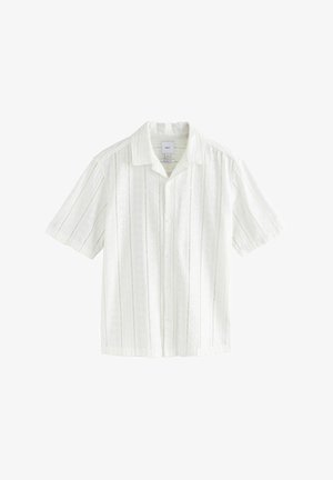 Fehér, rövid ujjú, gombos ing, függőleges textúrával és nyitott mintákkal, klasszikus gallérral és sima elejével.