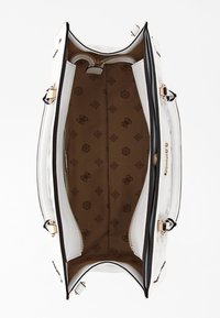 Sac à main en cuir blanc avec quincaillerie dorée, doubles zips, bord noir et intérieur marron avec un motif de logo répétitif. Design à ouverture supérieure.