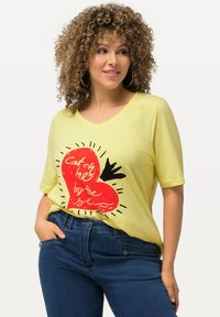 Ulla Popken CATCH ME BY THE SEA GRAPHIC  - T-Shirt print - lemon yellow