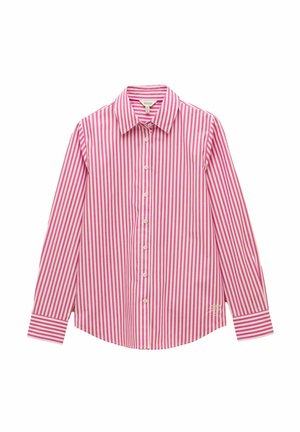 Langärmliges Hemd mit Knopfleiste, rosa und weißen vertikalen Streifen und Kragen, flach auf weißem Hintergrund ausgelegt.
