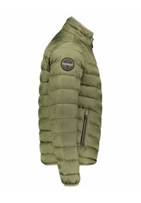Giacca puffer verde oliva con tasca con zip e patch rotondo con logo sulla manica sinistra. Presenta sezioni trapuntate e un colletto alto.