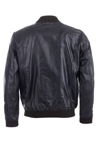 Zwarte leren bomberjack met geribbelde kraag en manchetten, met een gladde textuur en paneelstiksels aan de achterkant.