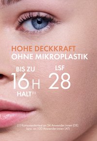 Gesichtsnahaufnahme, die eine glatte Hauttextur mit blauen Augen zeigt. Der Text hebt die Merkmale hervor: hohe Deckkraft, keine Mikroplastik, 16-Stunden-Haltbarkeit, LSF 28.