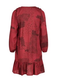 Rotes gemustertes Kleid mit schwarzen geometrischen Designs, langen Ärmeln und einem Rüschensaum. Hergestellt aus leichtem, strukturiertem Stoff.