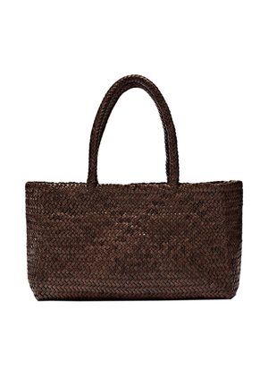 Borsa tote in pelle intrecciata marrone scuro con due manici arrotondati e forma rettangolare.