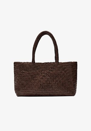 Ciemnobrązowa pleciona torebka na ramię ze skóry, z dwoma zaokrąglonymi uchwytami i prostokątnym kształtem.