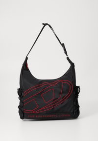 Sac en nylon noir avec coutures rouges. Dispose d'une forme arrondie, d'une bandoulière réglable et du texte "POUR UNE VIE RÉUSSIE" en bas.