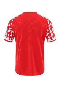 Maillot de sport rouge avec un motif texturé. Accents blancs sur les manches avec un design géométrique unique. Col rond, manches courtes.