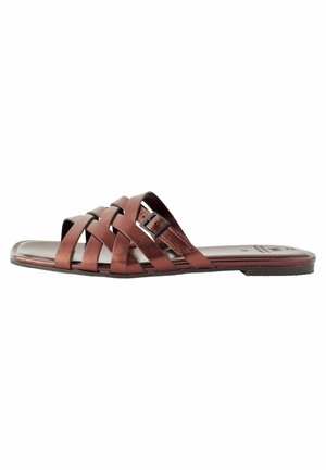 Brune læder slide-sandal med flere tværgående stropper, flad sål og en rektangulær spænde detalje på siden.