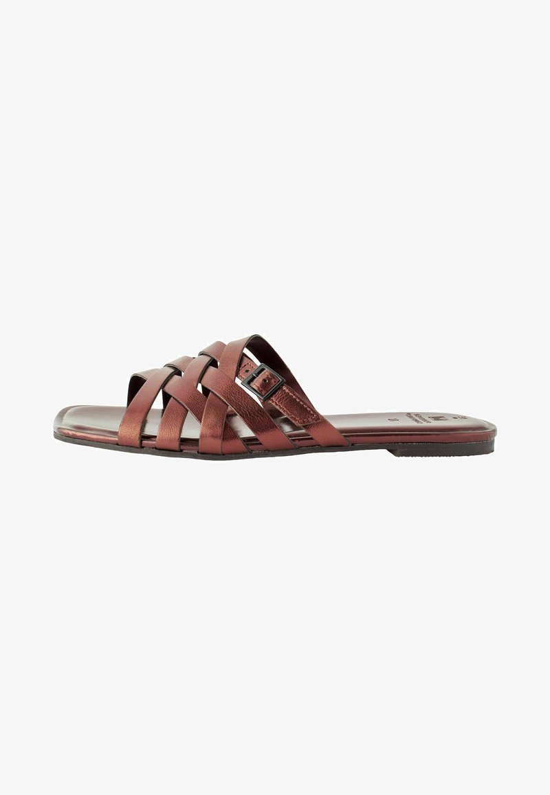 Brune læder slide-sandal med flere tværgående stropper, flad sål og en rektangulær spænde detalje på siden.