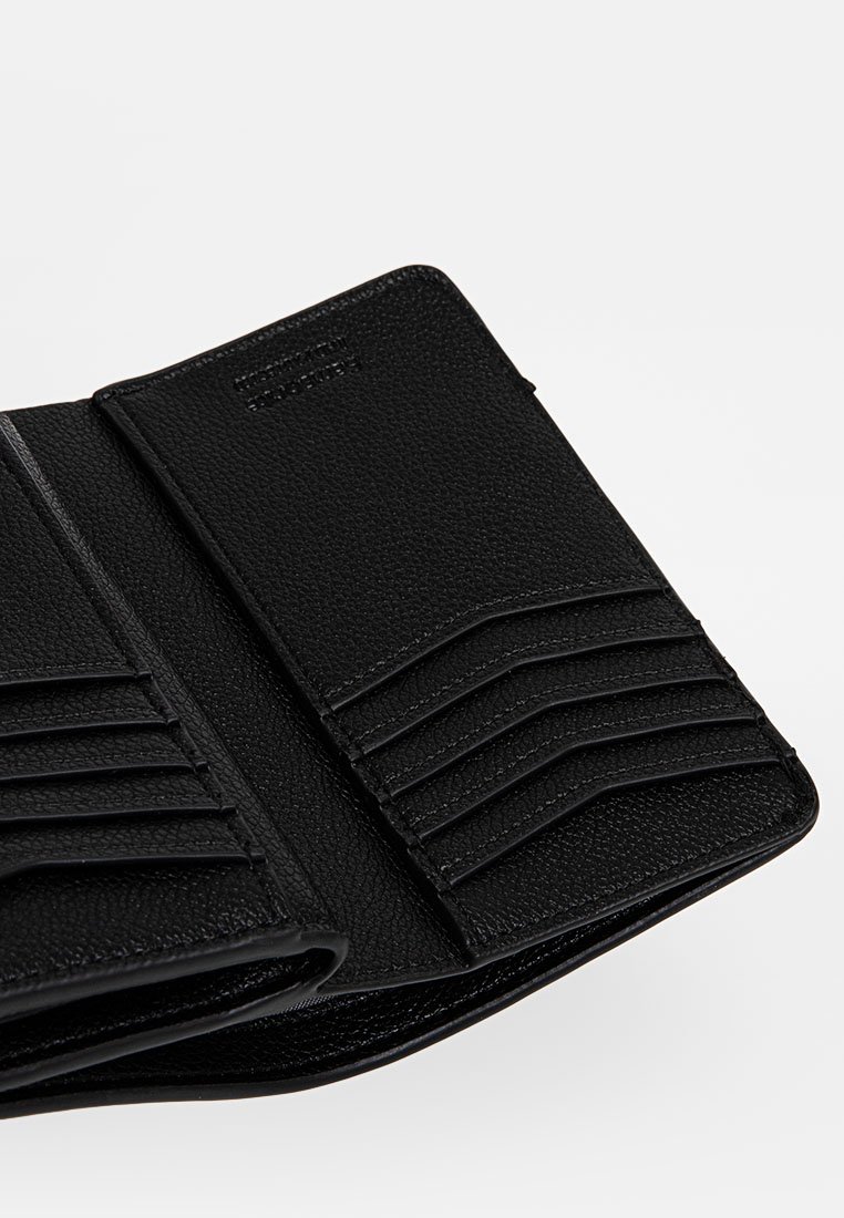 Cartera de cuero negro con múltiples compartimentos para tarjetas, superficie texturizada y un diseño minimalista. Presenta un interior suave y costuras sutiles.