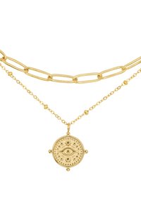 Goldene Halskette mit zwei übereinander liegenden Ketten: eine mit ovalen Gliedern und die andere mit kleinen Perlen, abgeschlossen mit einem runden Anhänger, der mit einem Augendesign geprägt ist.