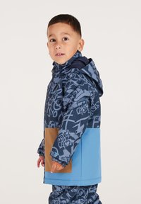 Marineblaue Jacke mit Graffiti-Print, ausgestattet mit einer braunen Tasche und hellblauen Akzenten. Strukturiertes Material mit Kapuze und elastischen Bündchen.